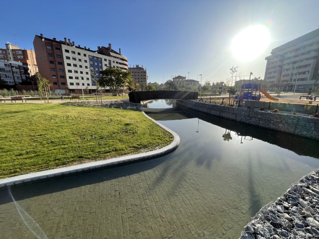 URBANIZACIÓN DE LA PLAZA DE LA COMUNICACIÓN (ANTIGUO APE 25-1 ARIZA) EN LA CALLE ADOLFO SUÁREZ (VALLADOLID)