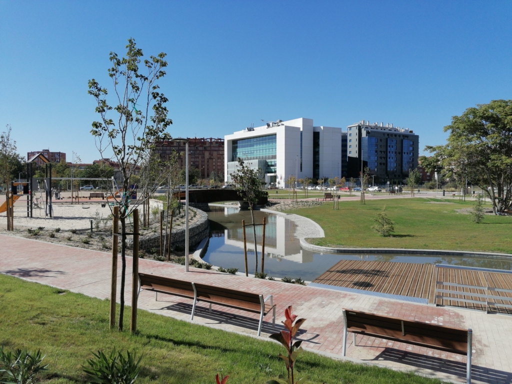 URBANIZACIÓN DE LA PLAZA DE LA COMUNICACIÓN (ANTIGUO APE 25-1 ARIZA) EN LA CALLE ADOLFO SUÁREZ (VALLADOLID)